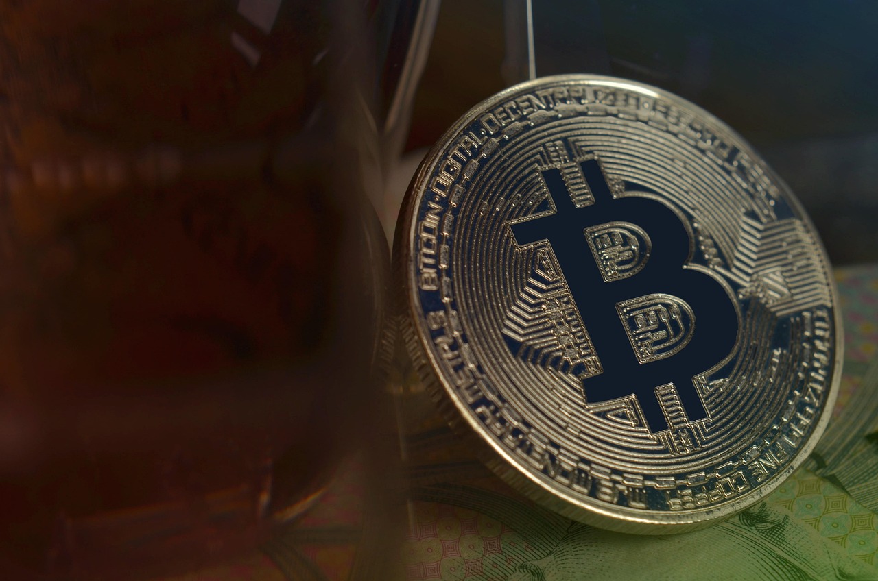 黄金再飙新高！数据：比特币通常在100~150天内跟进拉涨